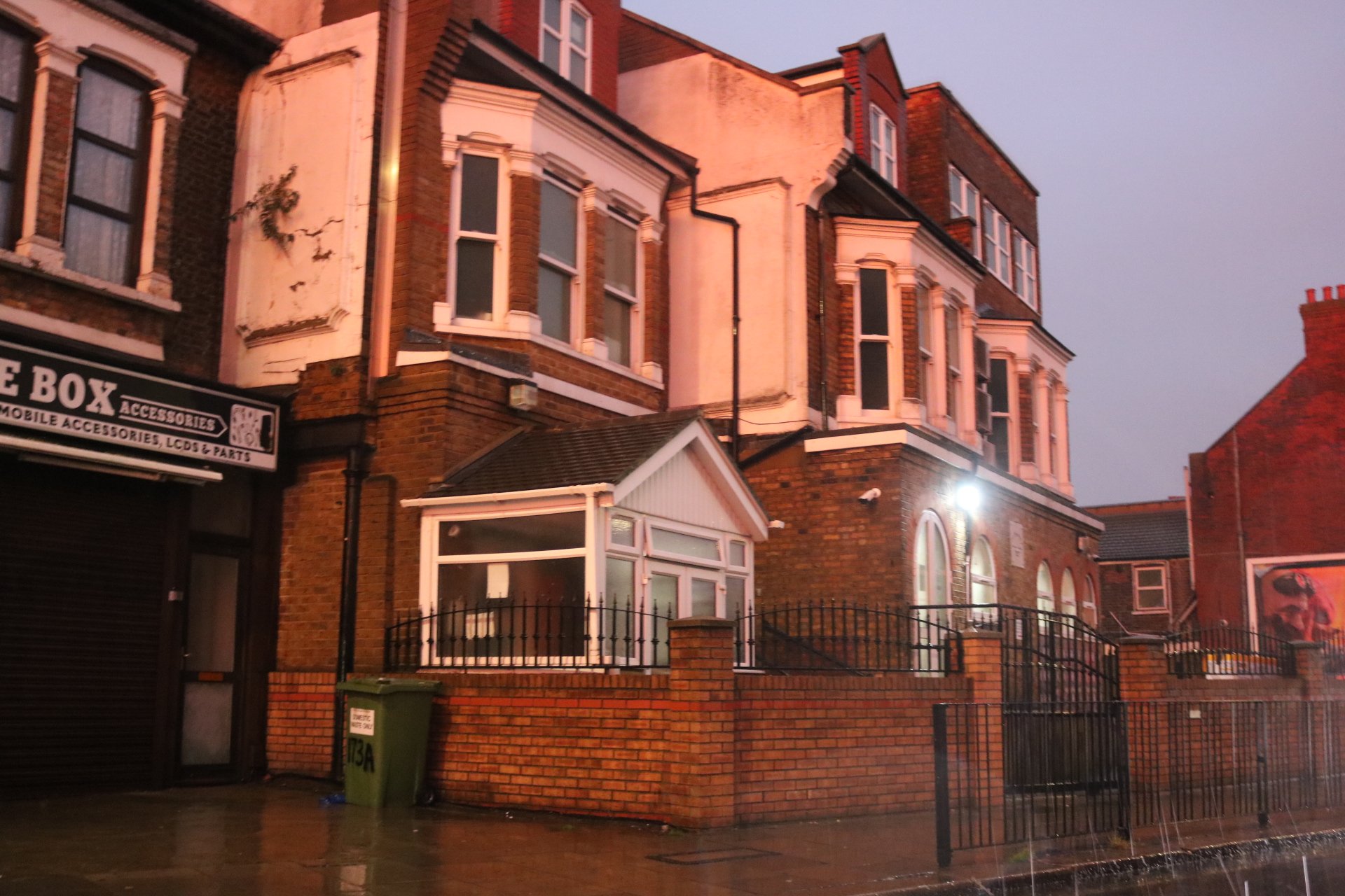 Islamic Centre Upton Park — Wikimedia photo